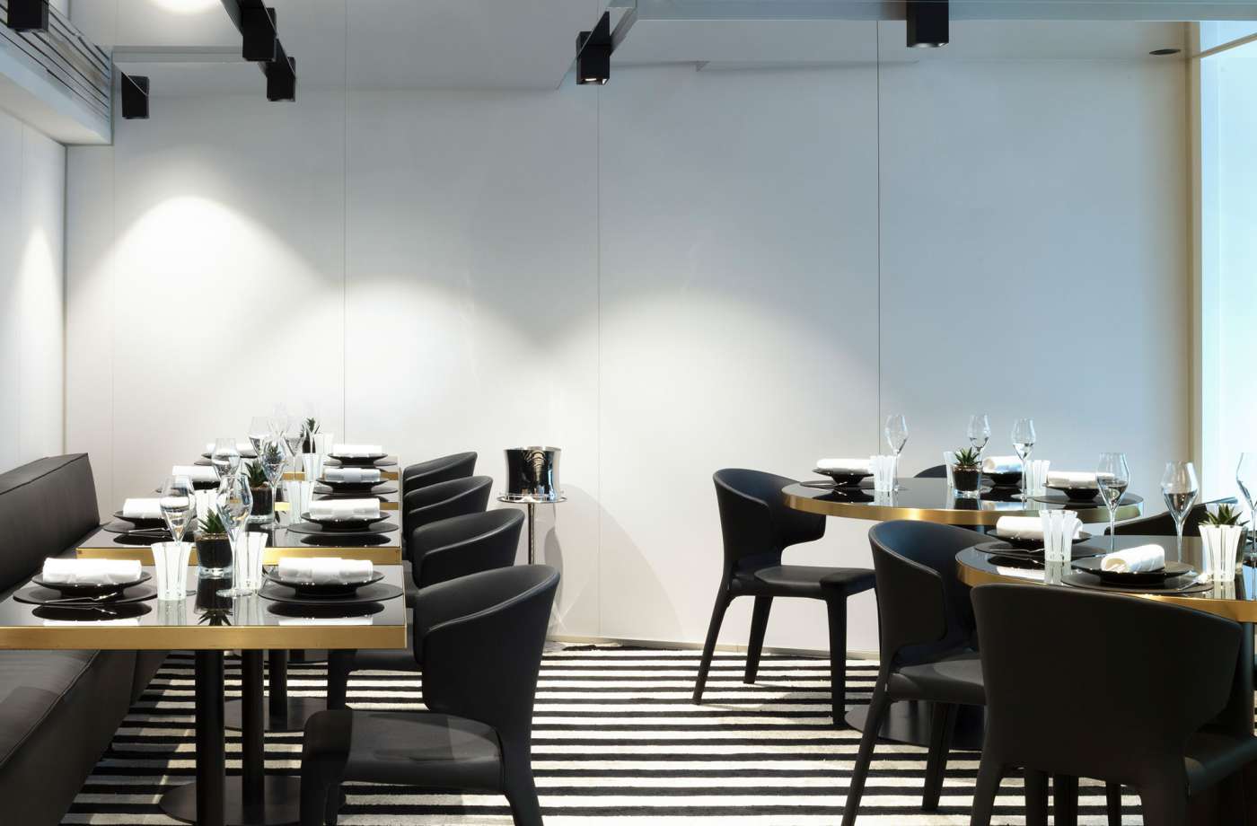 minimal restaurant acoustic design